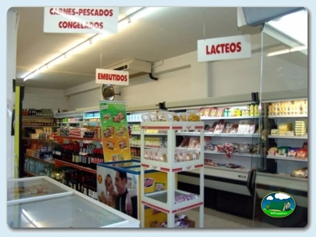 Supermercado interior del Camping Peña Montañesa, Labuerda (Huesca)
