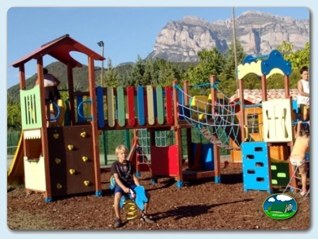 Parque infantil con vistas a la montaña del Camping Peña Montañesa, Labuerda (Huesca)