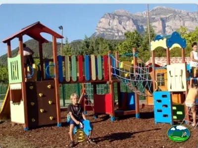 Parque infantil con vistas a la montaña del Camping Peña Montañesa, Labuerda (Huesca)