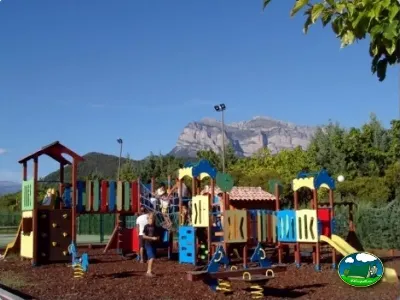 Parque infantil con vistas a la montaña del Camping Peña Montañesa, Labuerda (Huesca)