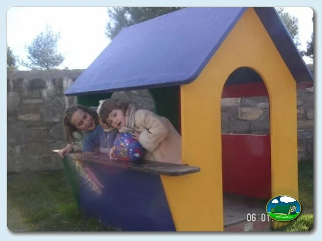 Parque infantil con casita de juegos del Camping Peña Montañesa, Labuerda (Huesca)