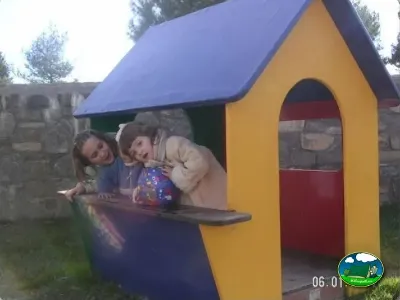 Parque infantil con casita de juegos del Camping Peña Montañesa, Labuerda (Huesca)