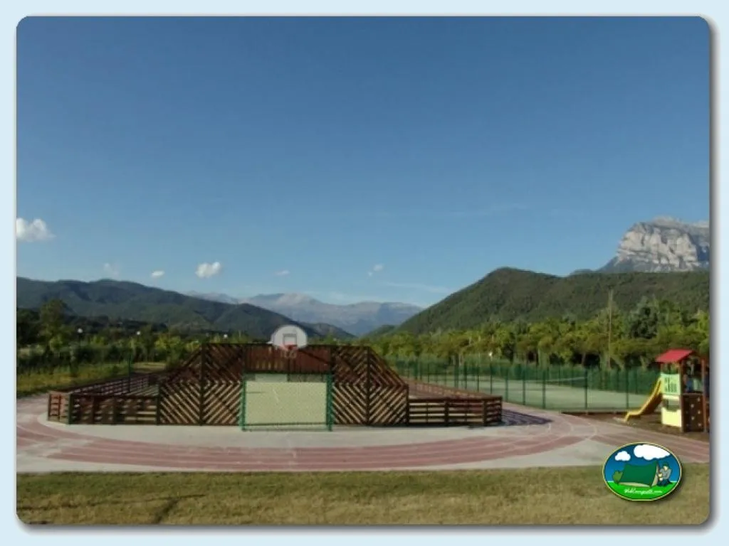 Parque infantil con vistas a la montaña del Camping Peña Montañesa, Labuerda (Huesca)