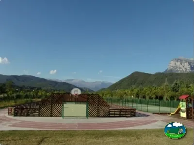 Parque infantil con vistas a la montaña del Camping Peña Montañesa, Labuerda (Huesca)
