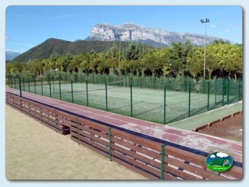 Pista de tenis con vistas a la montaña del Camping Peña Montañesa, Labuerda (Huesca)
