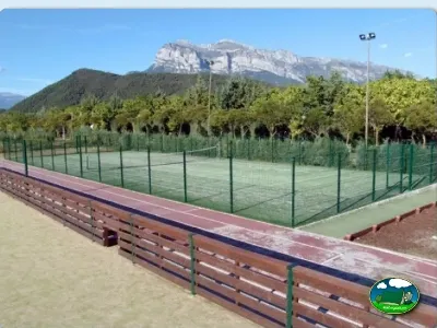 Pista de tenis con vistas a la montaña del Camping Peña Montañesa, Labuerda (Huesca)