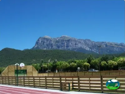 Parque infantil con vistas a la montaña del Camping Peña Montañesa, Labuerda (Huesca)