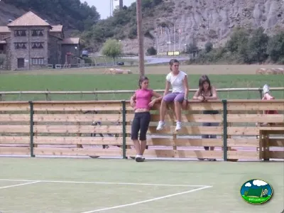 Parque infantil con vistas a la sierra del Camping Peña Montañesa, Labuerda (Huesca)