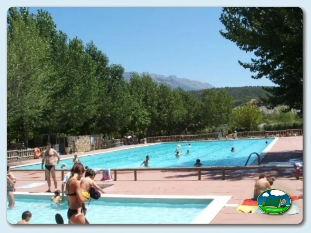 Piscina con vistas a la montaña del Camping Peña Montañesa, Labuerda (Huesca)