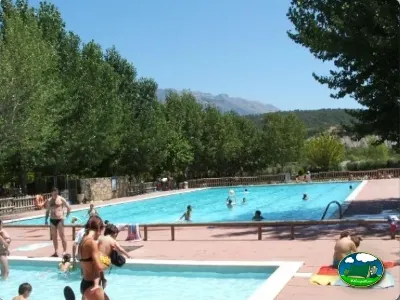 Piscina con vistas a la montaña del Camping Peña Montañesa, Labuerda (Huesca)