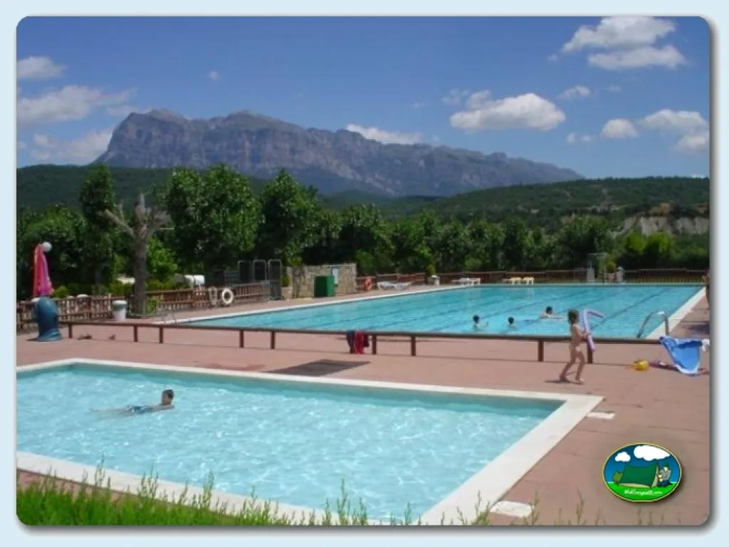 Piscina con vistas a la montaña del Camping Peña Montañesa, Labuerda (Huesca)