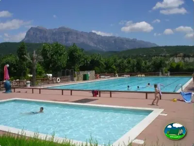 Piscina con vistas a la montaña del Camping Peña Montañesa, Labuerda (Huesca)