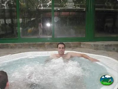 Jacuzzi con vistas a instalaciones del Camping Peña Montañesa, Labuerda (Huesca)