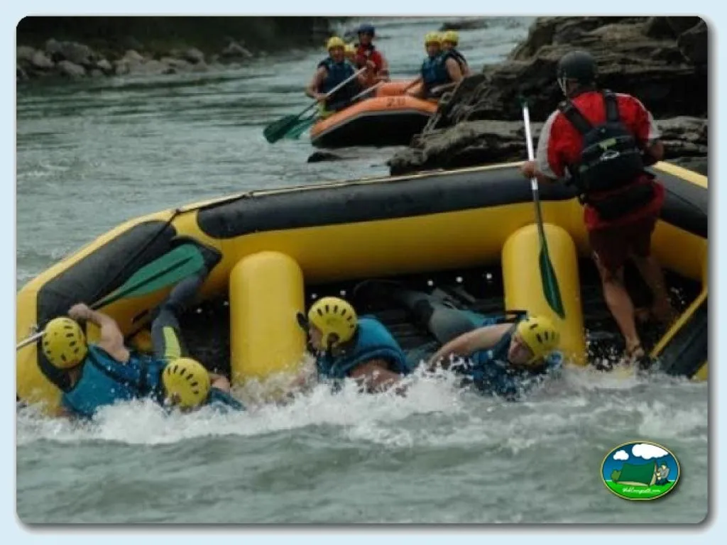Rafting en río con familias en bote amarillo del Camping Peña Montañesa, Labuerda (Huesca)