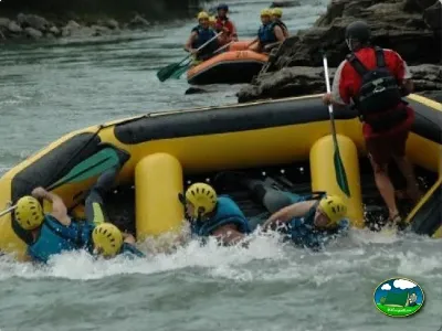 Rafting en río con familias en bote amarillo del Camping Peña Montañesa, Labuerda (Huesca)