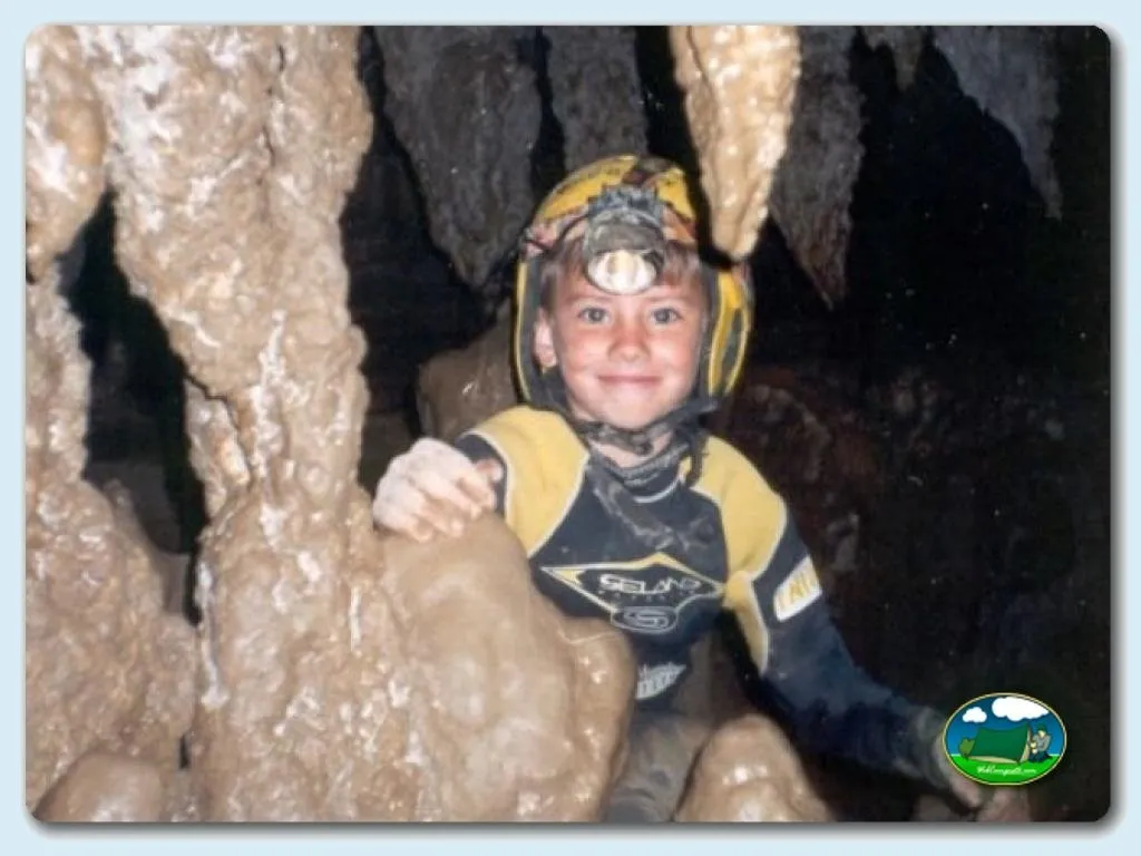 Niño explorando cueva con equipo de espeleología del Camping Peña Montañesa, Labuerda (Huesca)