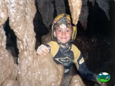 Niño explorando cueva con equipo de espeleología del Camping Peña Montañesa, Labuerda (Huesca)