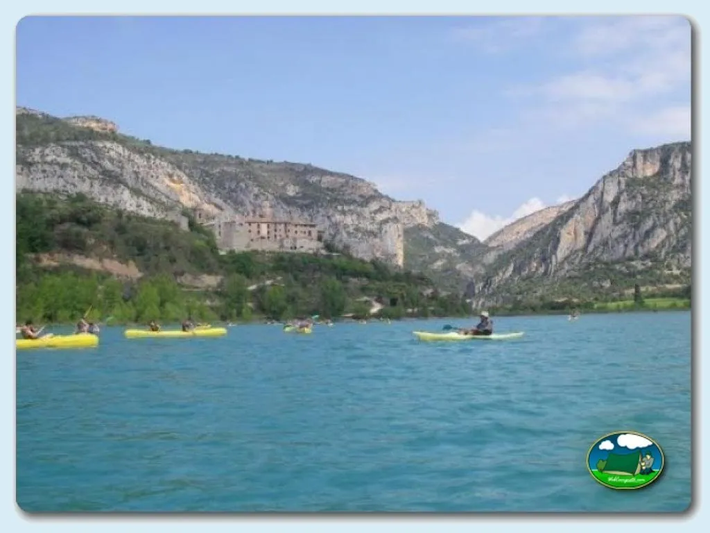Lago con kayaks y vistas a la sierra del Camping Peña Montañesa, Labuerda (Huesca)