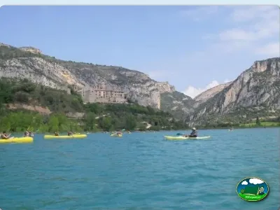 Lago con kayaks y vistas a la sierra del Camping Peña Montañesa, Labuerda (Huesca)
