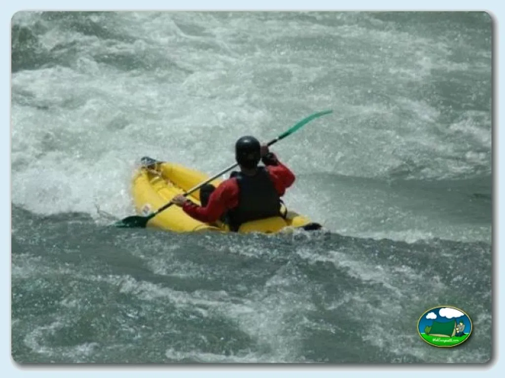 Río piragüismo aventura del Camping Peña Montañesa, Labuerda (Huesca)