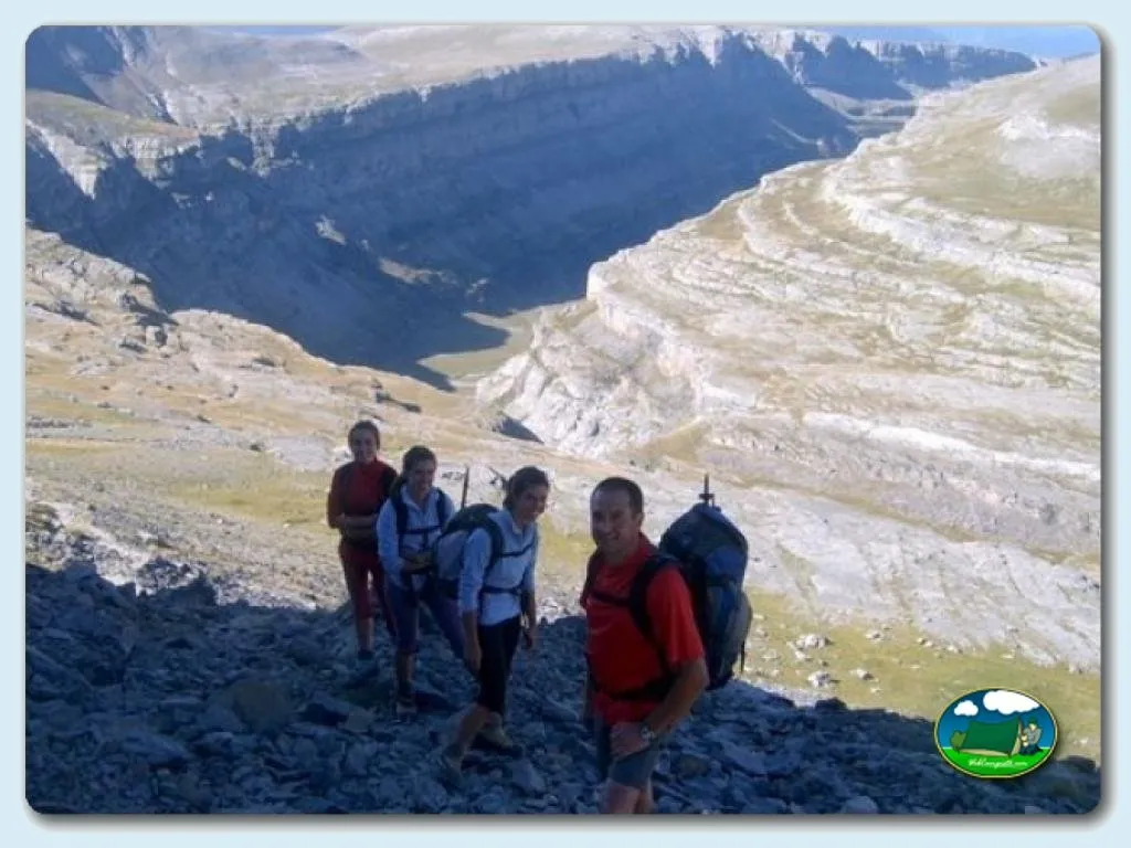 Montaña con vistas a valle y senderismo en grupo del Camping Peña Montañesa, Labuerda (Huesca)