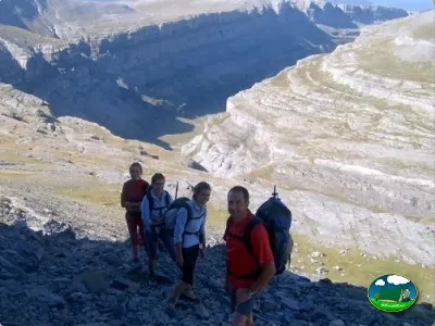 Montaña con vistas a valle y senderismo en grupo del Camping Peña Montañesa, Labuerda (Huesca)