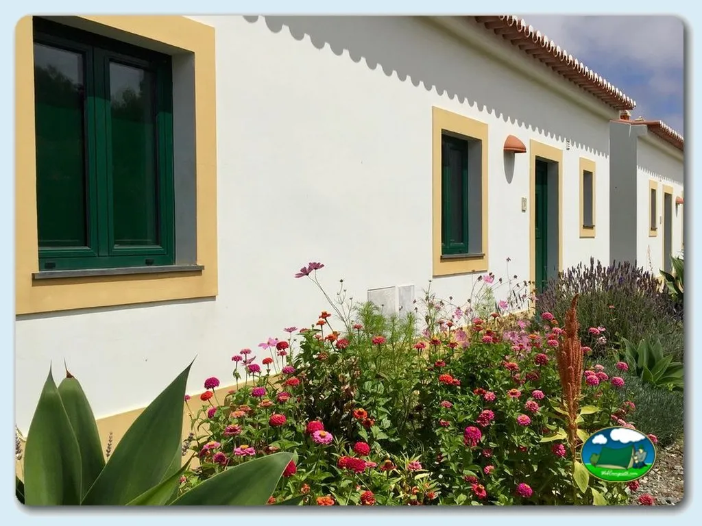 Bungalow con jardín de flores del Camping Monte Carvalhal da Rocha, Odemira (Beja)