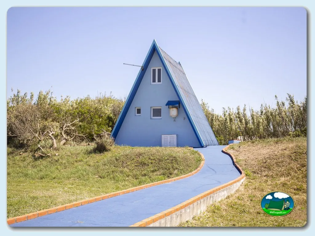 Glamping tipi azul con vistas a vegetación del Camping Costa Nova, Costa Nova (Aveiro)