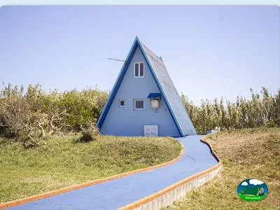 Glamping tipi azul con vistas a vegetación del Camping Costa Nova, Costa Nova (Aveiro)