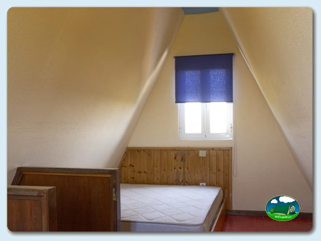 Tipi interior con cama y ventana del Camping Costa Nova, Costa Nova (Aveiro)
