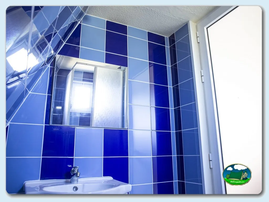 Aseos con ducha y lavabo del Camping Costa Nova, Costa Nova (Aveiro)