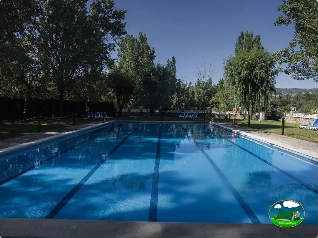 Piscina olímpica con vistas a la montaña del Camping Ligüerre de Cinca, Abizanda (Huesca)