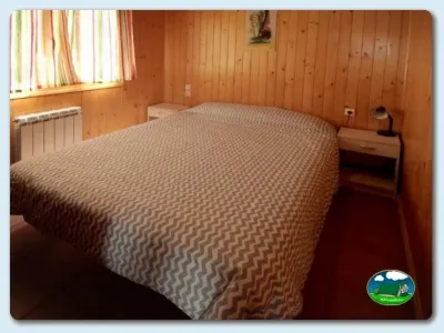 Cabaña interior dormitorio madera del Camping Lago Barasona, La Puebla de Castro (Huesca)