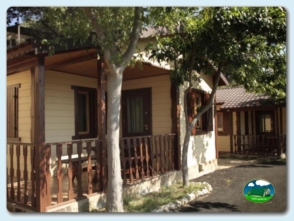 Bungalow Abubilla en Camping Lago Barasona, Huesca, España