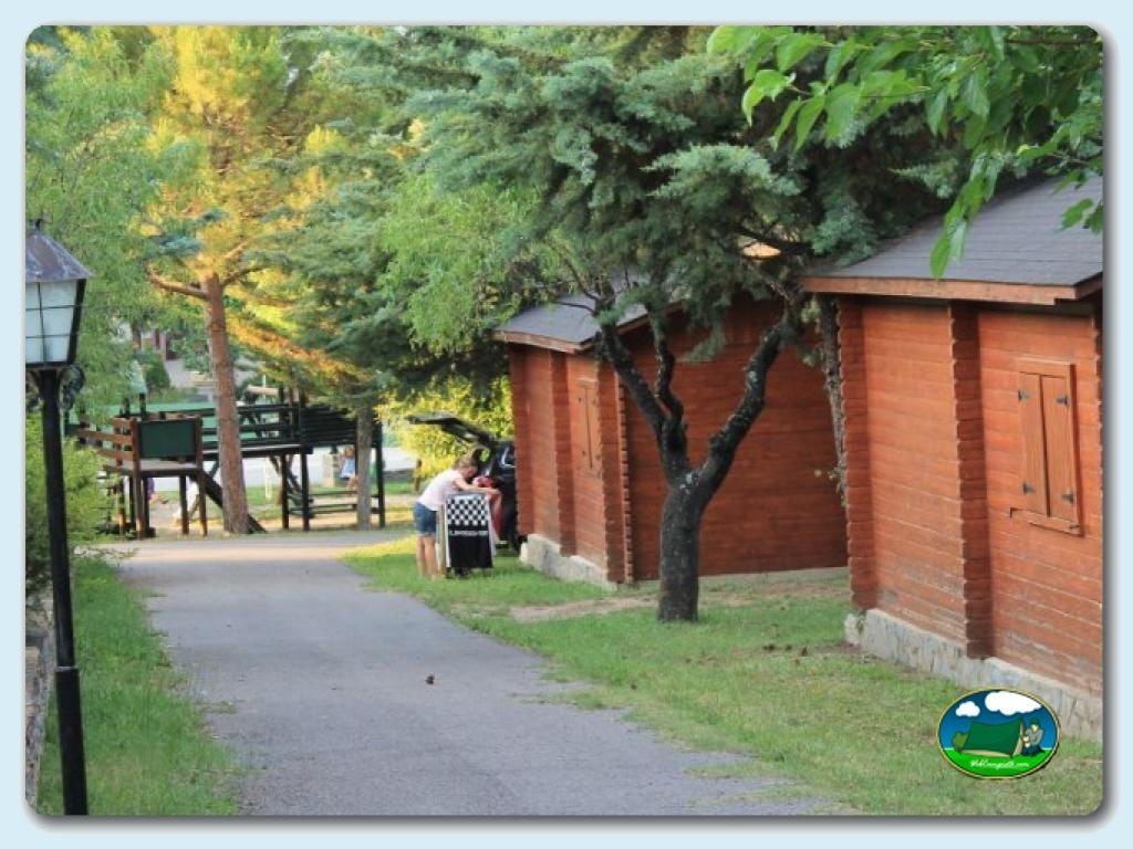 Bungalow Almendro en Camping Lago Barasona, Huesca, España