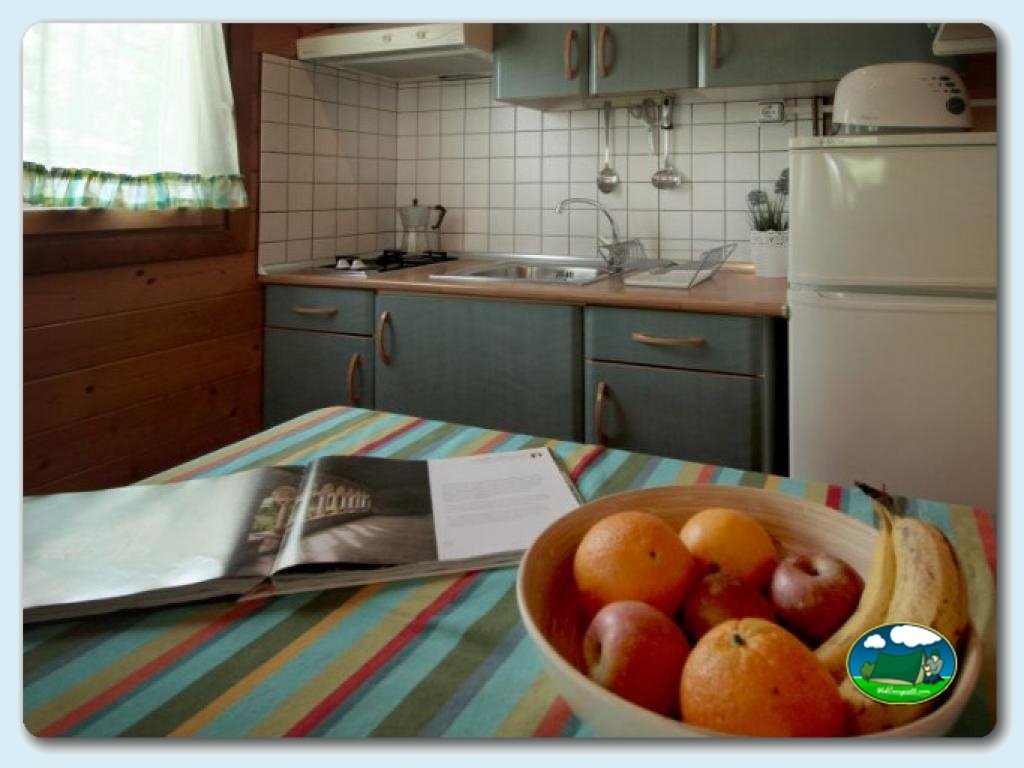 Bungalow Almendro en Camping Lago Barasona, Huesca, España