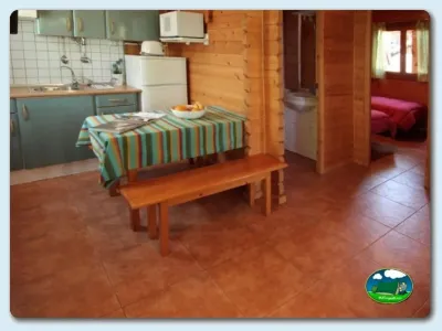 Cabaña interior con cocina y comedor del Camping Lago Barasona, La Puebla de Castro (Huesca)