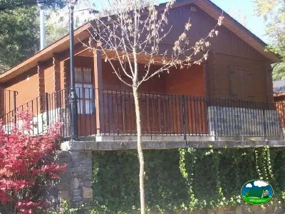 Bungalow de madera con terraza y vistas al bosque del Camping Lago Barasona, La Puebla de Castro (Huesca)