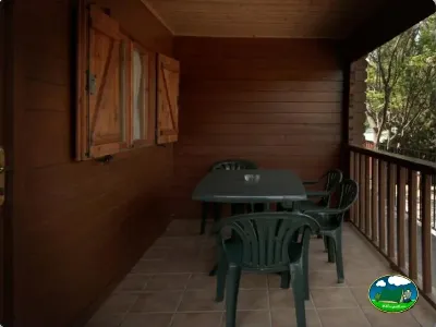 Cabaña con terraza y zona de estar del Camping Lago Barasona, La Puebla de Castro (Huesca)