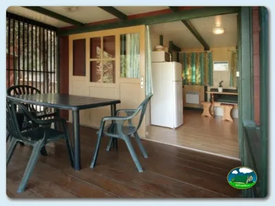 Bungalow con terraza equipada y cocina abierta del Camping Lago Barasona, La Puebla de Castro (Huesca)