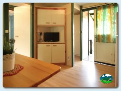 Mobil-home interior con salón y cocina del Camping Lago Barasona, La Puebla de Castro (Huesca)
