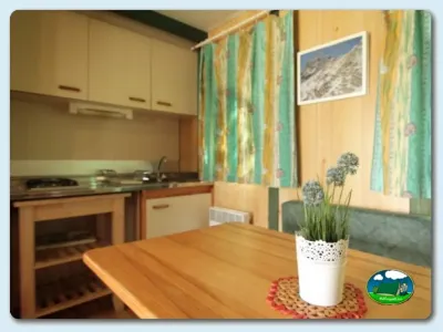 Mobil-home cocina comedor del Camping Lago Barasona, La Puebla de Castro (Huesca)