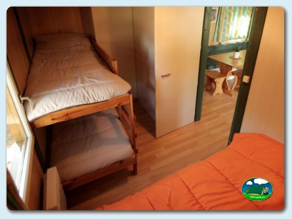 Bungalow Olivo en Camping Lago Barasona, Huesca, España