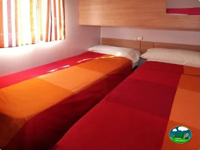 Mobil-home interior dos camas del Camping Lago Barasona, La Puebla de Castro (Huesca)