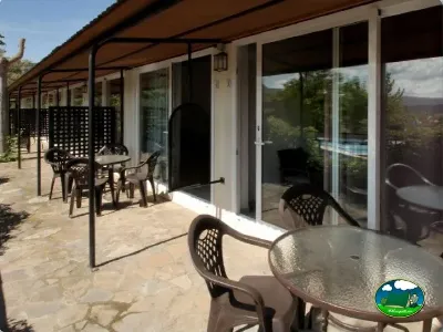 Bungalow con terraza cubierta y vistas a la montaña del Camping Lago Barasona, La Puebla de Castro (Huesca)