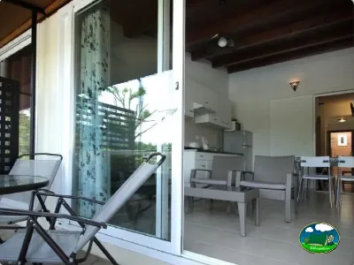Mobil-home con terraza y zona de estar del Camping Lago Barasona, La Puebla de Castro (Huesca)