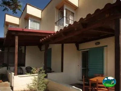 Bungalow con terraza y pérgola del Camping Lago Barasona, La Puebla de Castro (Huesca)