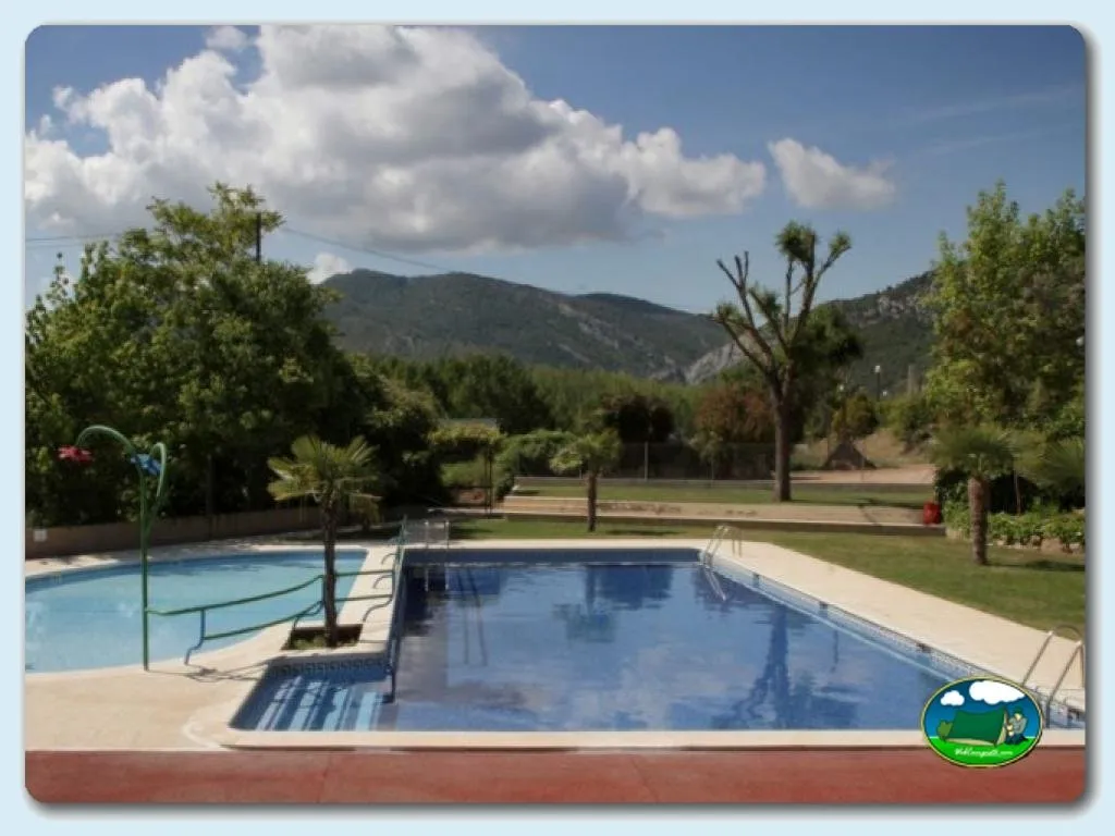 Piscina con vistas a la montaña del Camping Lago Barasona, La Puebla de Castro (Huesca)