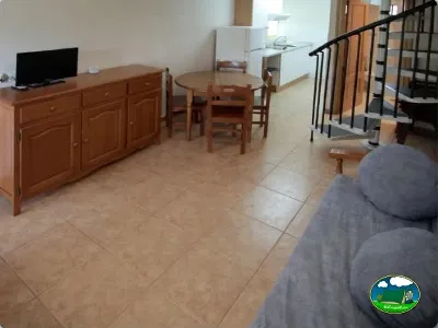 Mobil-home interior con zona de estar y comedor del Camping Lago Barasona, La Puebla de Castro (Huesca)
