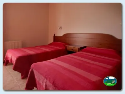 Habitación con dos camas del Camping Lago Barasona, La Puebla de Castro (Huesca)